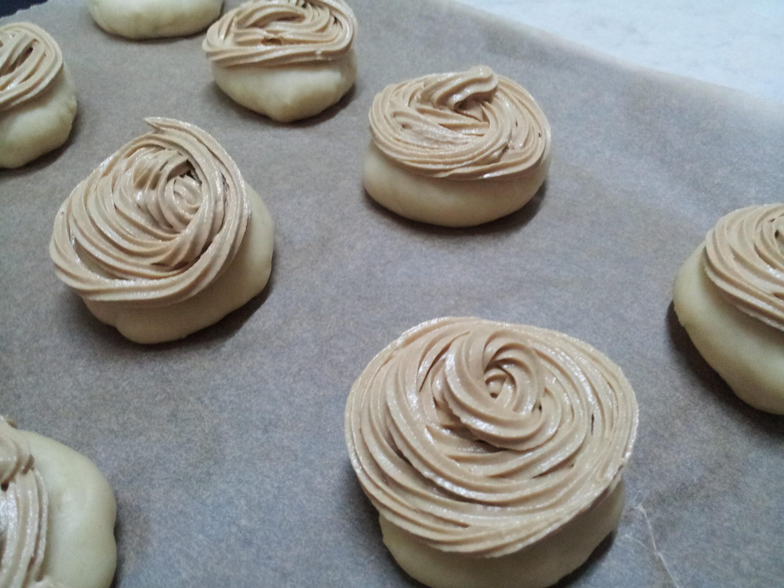  A heavenly aroma fills the air as fresh-out-of-oven coffee buns await their debut